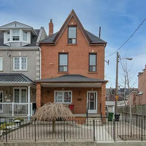  Guest house Cozy In Downtown Toronto!